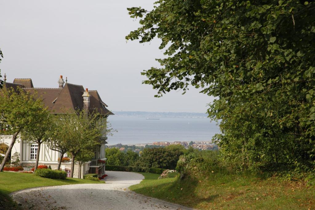 Manoir De Benerville Bed & Breakfast โดวีลล์ ภายนอก รูปภาพ